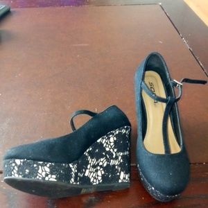 Soda BRAND NEW Size 7 black buckle wedges